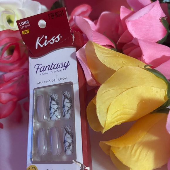 Kiss Fantasy Gel Nails with Marble Design - Picture 3 of 4